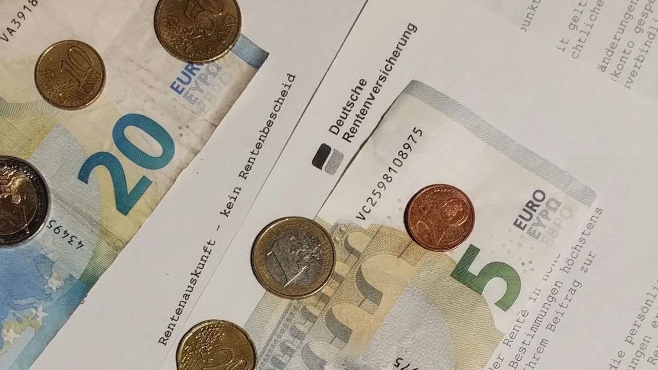 Geld liegt auf Rentenauskunft