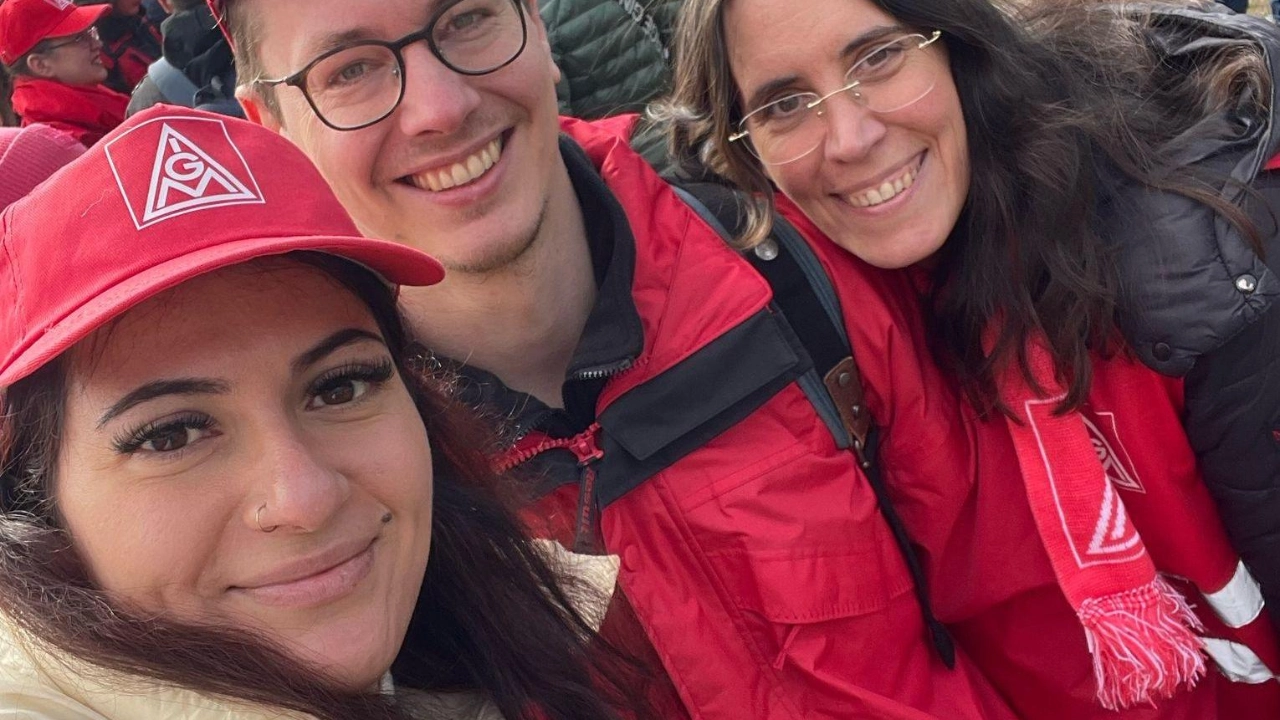 Beschäftigte der IG Metall Geschäftsstelle Bielefeld auf dem Aktionstag in Hannover 2025