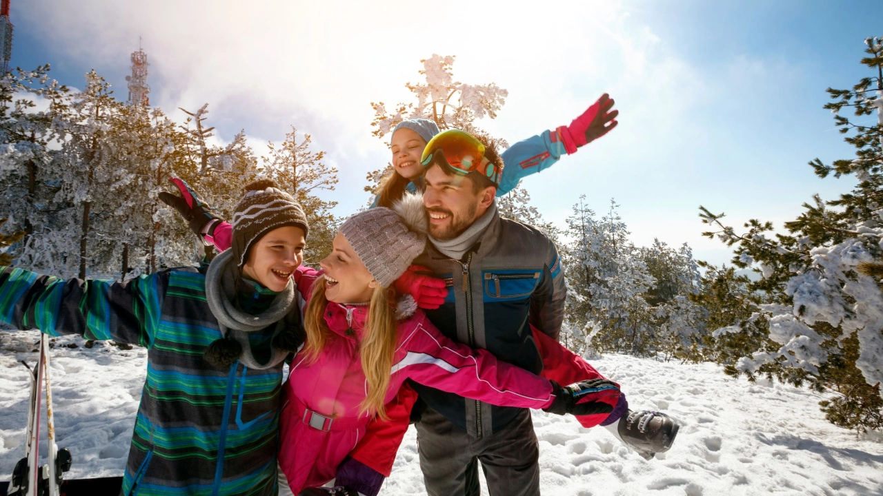 Familie genießt Urlaub im Winter