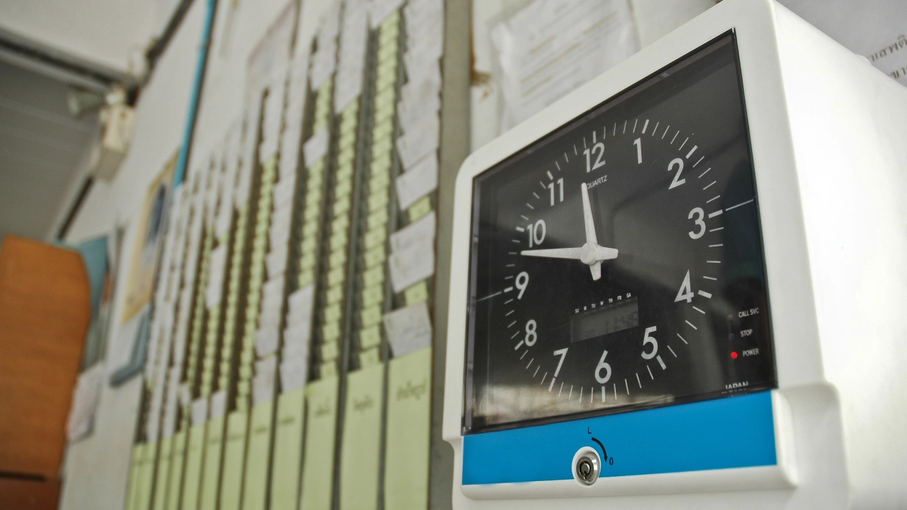 Stempeluhr in einer Werkshalle