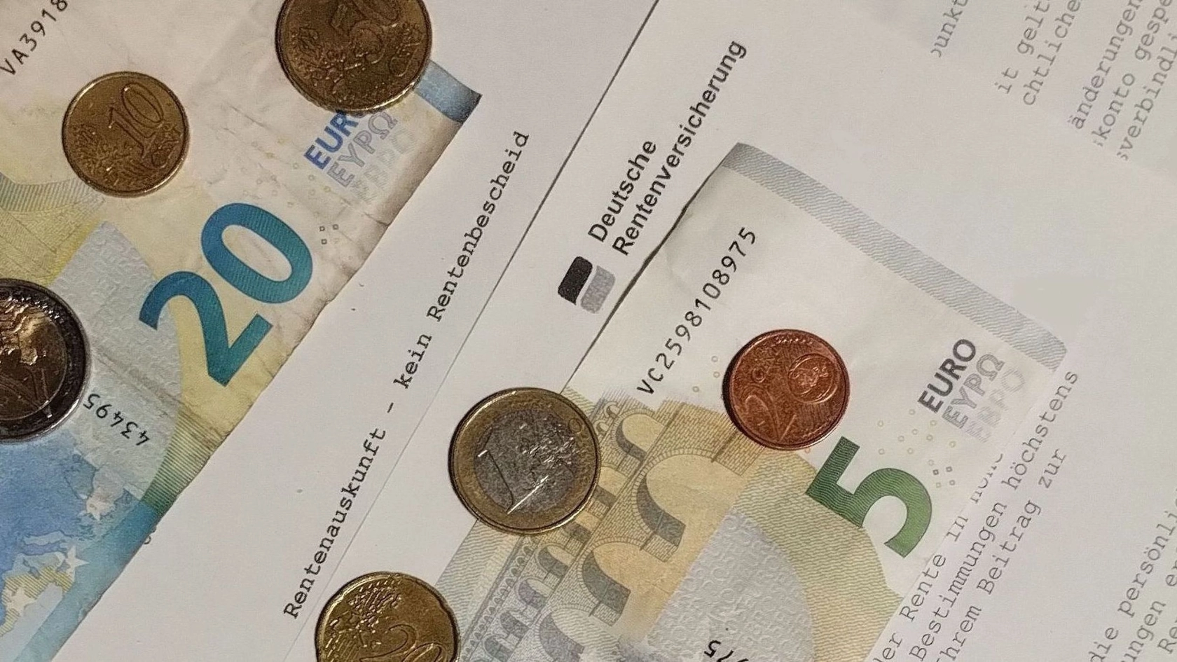 Geld liegt auf Rentenauskunft