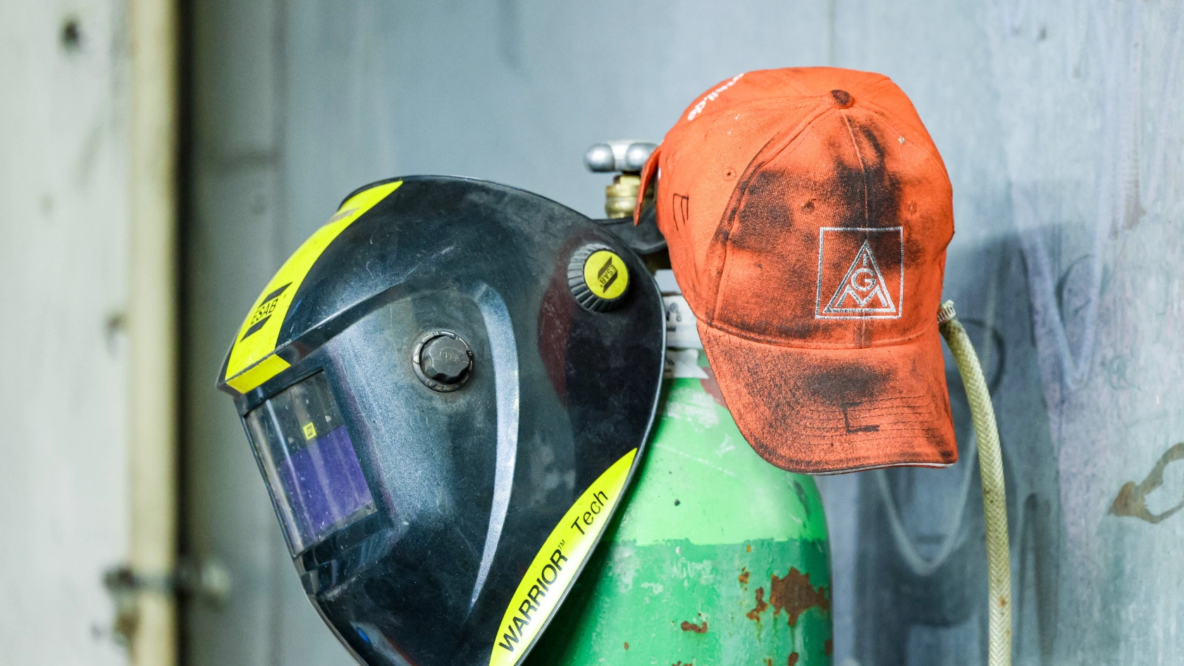 Eine IGM-Kappe hängt neben einem Schweißhelm