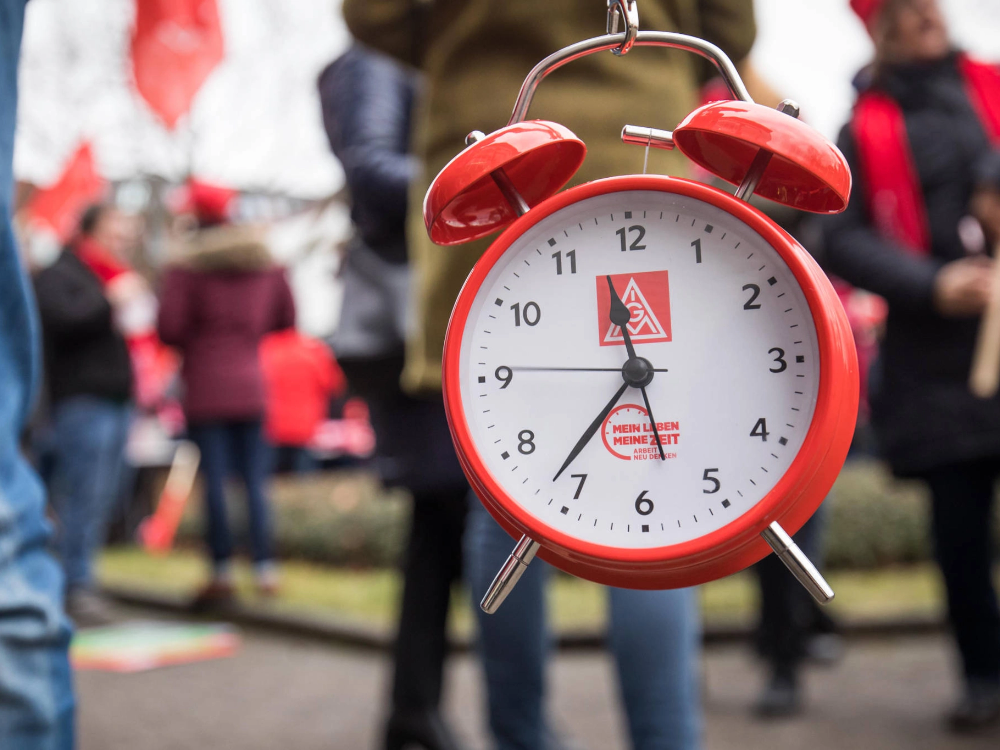 Ein roter Wecker.