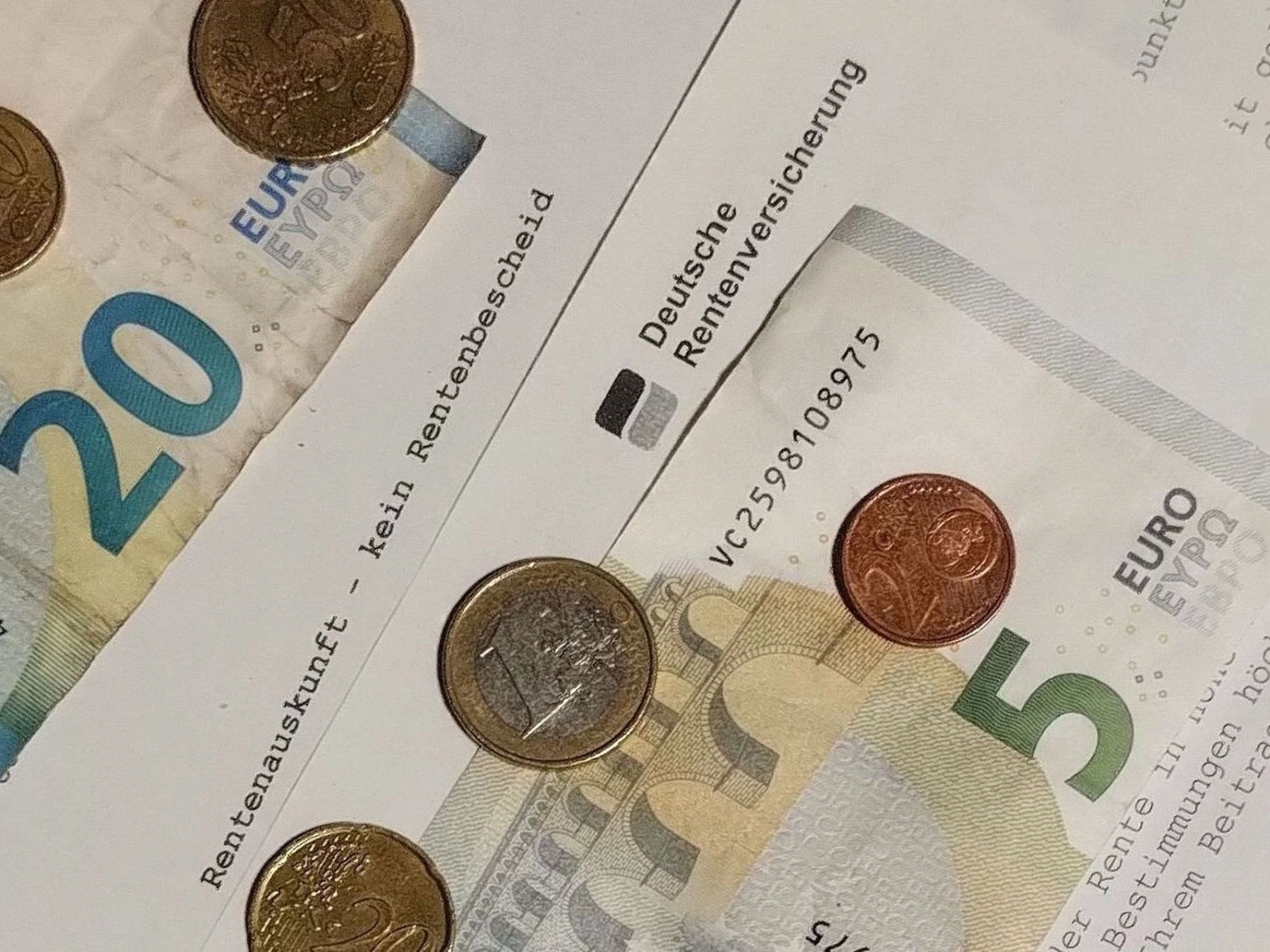 Geld liegt auf Rentenauskunft