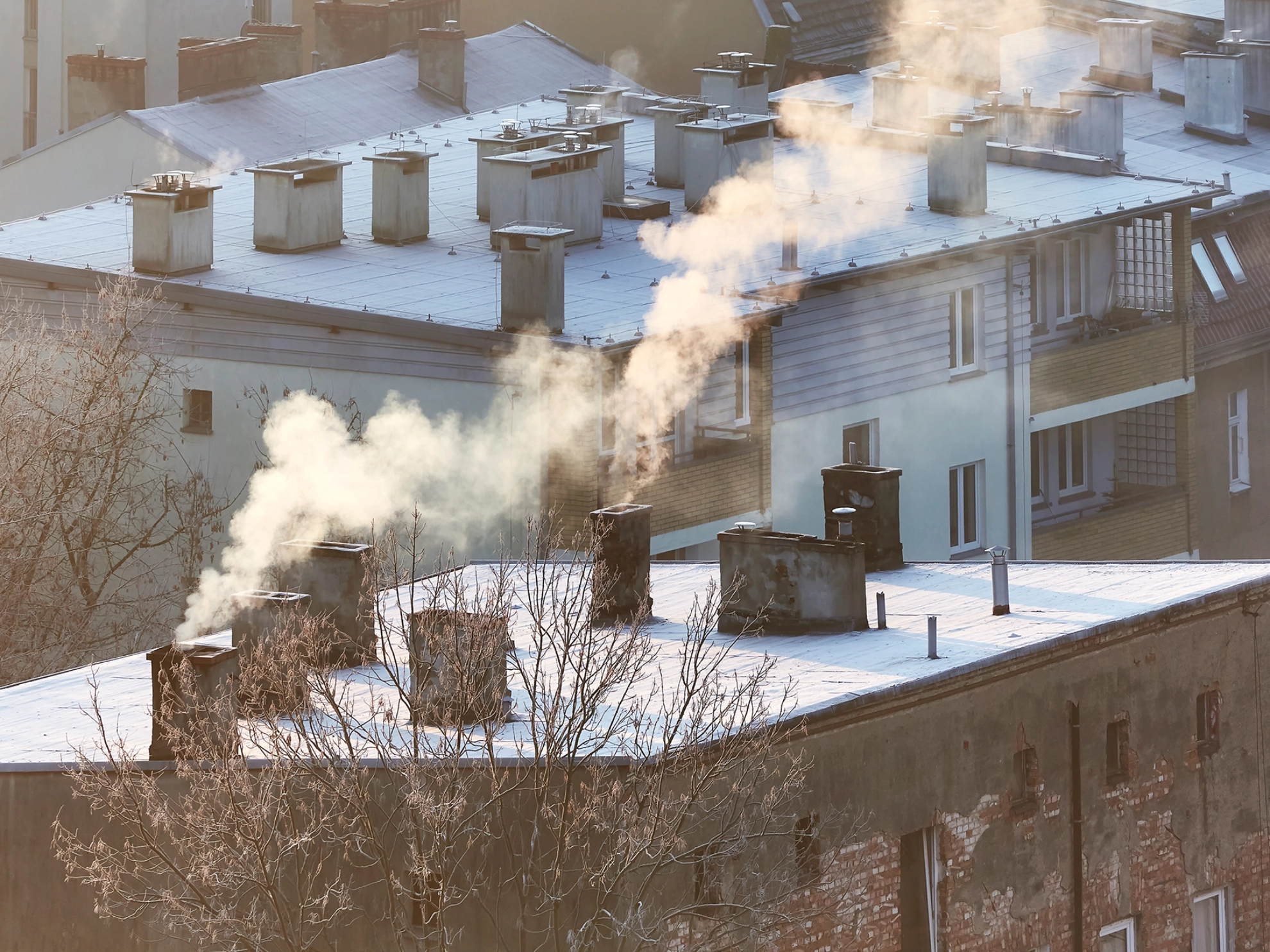 Rauchende Schornsteine im Winter