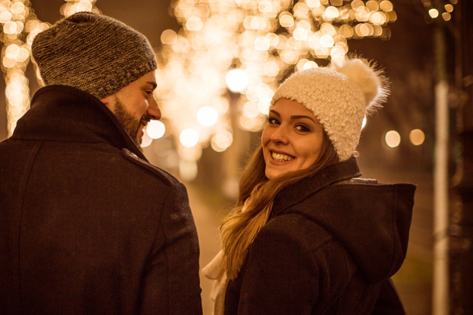 Paar spaziert über Weihnachtsmarkt
