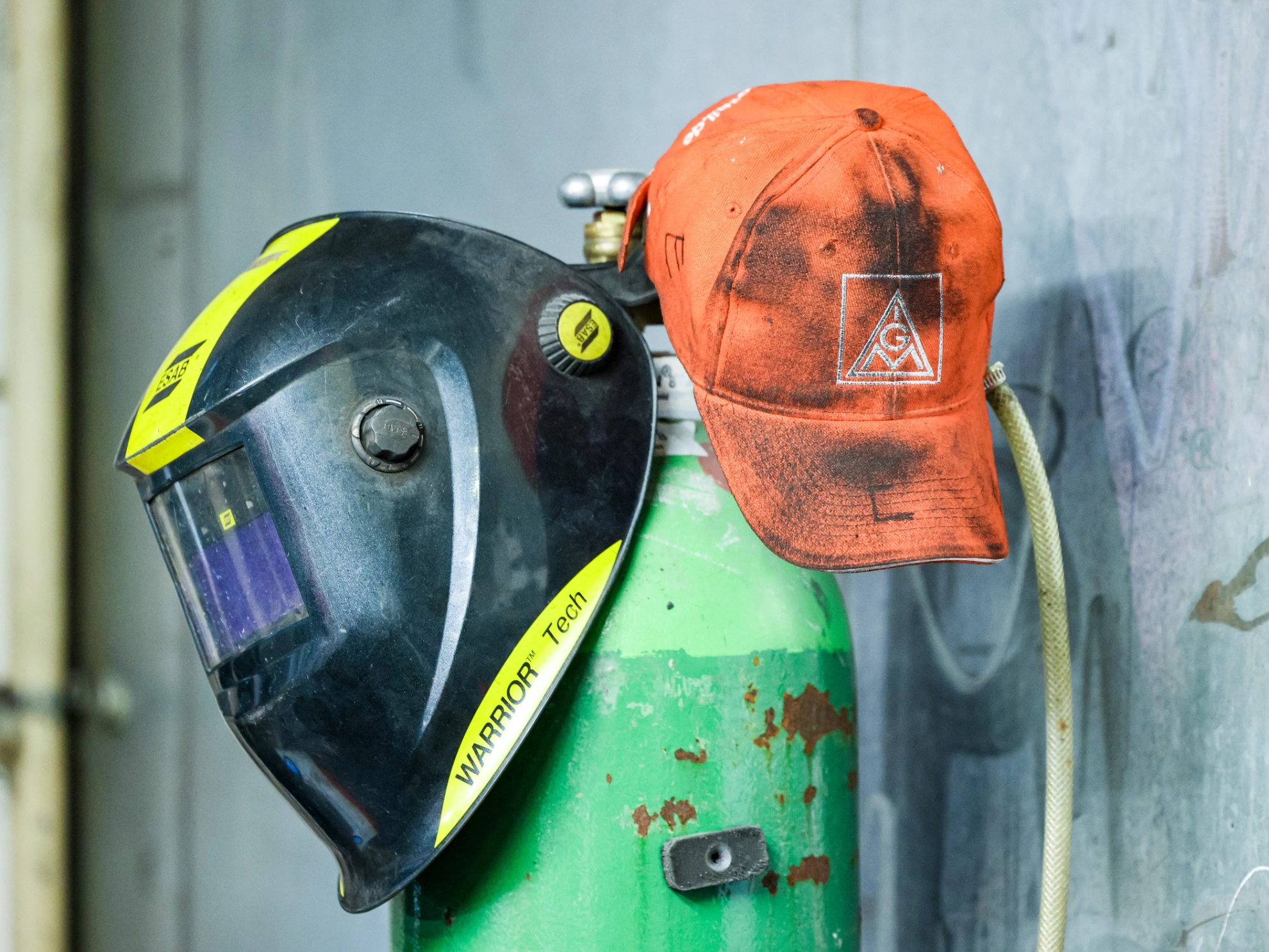 Eine IGM-Kappe hängt neben einem Schweißhelm