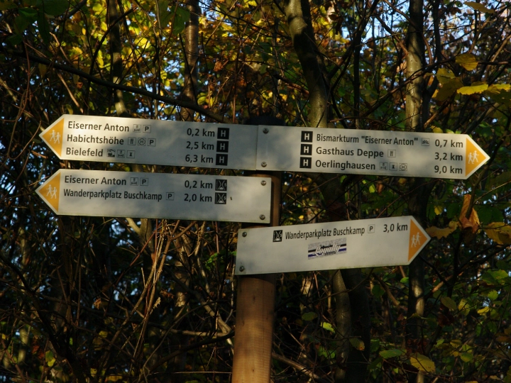 Wegweiser auf dem Kammweg in Bielefeld